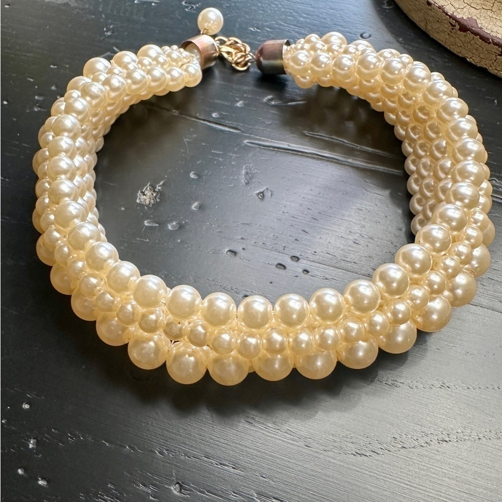 VINTAGE, 7 STRAND, FAUX PEARL CHOKER. SOME STRANDS HAVE SEPARATED. - Picture 2 of 8